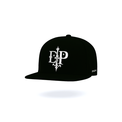GORRA PLANA NEGRO BORDADO TIPOGRAFIA "DP"